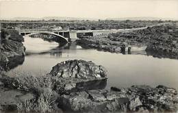 BAMAKO .  LA CHAUSSEE SUBMERSIBLE DE SOTUBA PRES BAMAKO . - Mali