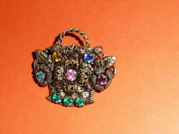 Rare Broche En Métal Embouti, Panier Fleuri Strass Simili-pierres Brillants - Broschen