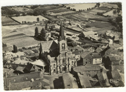 MONTREVAULT. - L'Eglise Et Le Village . Vue Aérienne. CPM Dentelée - Montrevault