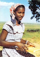 Afrique MOZAMBIQUE (a) (sourire Jeune Fille Robe) Ed:Société Des Missions Evangéliques Phot F.Perret La Chaux De Fonds - Mozambico