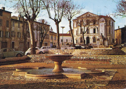 LORGUES   PLACE D'ENTRECHAUX ET LE MONUMENTS AUX MORTS  CPSM  4CV 2CV... - Lorgues