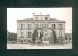 CPSM PF - Montataire (60) - Hotel De Ville Et Monument Aux Morts ( La Cigogne) - Montataire