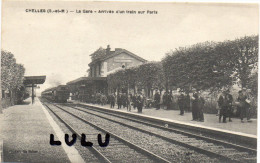 DEPT 77 : Chelles : La Gare , Arrivée D Un Train Sur Paris - Chelles