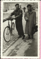 Men With Bike, Yugoslavia, 6 X 9 Cm - Cyclisme