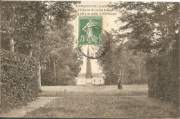 44 - CARQUEFOU - Belle Vue Animée Devant Le Château De La Seilleraye ( Un Coin Du Parc , L'Obélisque - Carquefou