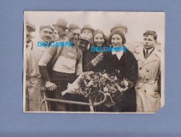 Photo Ancienne - CAEN ( Calvados ) - R. Bisseron , Vainqueur De La Course PARIS CAEN - Yvette Laurent - Photo Meurisse - Cyclisme