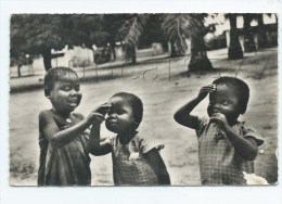 Kindamba (Congo) : GP De Jeunes Enfants Apprenant Le Geste De La Prière En 1959 (animé) PF. - Autres & Non Classés