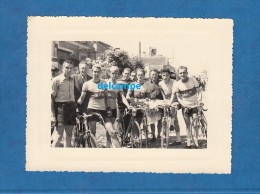 2 Photos Anciennes - MELUN - Départ D´une Course Cycliste - Coureurs Du VCM Vélo Club De Melun - Ciclismo