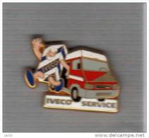 Pin´s  Automobile, ARTHUS  BERTRAND, IVECO  SERVICE  Avec  Véhicule  Rouge - Arthus Bertrand