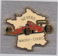 Pin´s  Sport  Automobile, F 1  RENAULT  Ou  FERRARI ?  NEVERS - MAGNY - COURS  Sur  Carte De France - F1