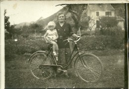 PHOTOGRAPHIE BICYCLETTE FEMME  ENFANT ET LEUR VELO - Ciclismo