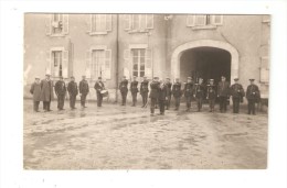 Cérémonie  Remise De Décoration : Militaires & Civils Dans Une Cour : Un Militaire Décorant Un Civil - Lieu à Déterminer - Personajes