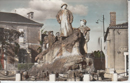 Cpsm 85 STE HERMINE - D18 84 - Monument à Georges Clémenceau - Sculpteur SICARD - Nr 3 Artaud - Sainte Hermine