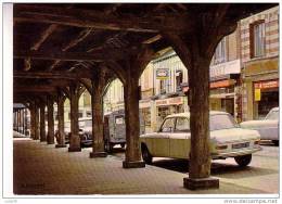 BUCHY - La Halle Et La Rue Principale -  Véhicules Anciens   :  Peugeot,   CV, Etc...... ---   N° 76 146 06 - Buchy