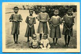 NIGER -  Enfants Trouvés Dans La Brousse Quelques Jours Après Leurs Naissance. - Níger