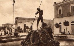 MANFREDONIA 1953 - FONTANA DEL PESCATORE - ANIMATA - C526 - Manfredonia