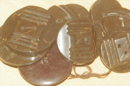 BOUTONS  Anciens BAKELITE MARRON  X 11 - Buttons