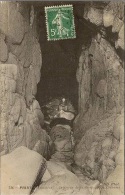 J43   - DEPT 29 / CPA 1910 PRIMEL INTERIEUR DE LA GROTTE DE LA CREVASSE ANIME / BE - Primel