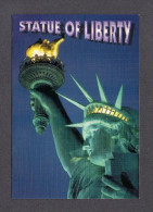 NEW YORK CITY - THE STATUE OF LIBERTY AT NIGHT A SYMBOL OF PEACE IN NEW YORK HARBOUR - Statue De La Liberté