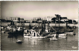 Delcampe - La  Cotinière       Verso Tampon     Phare De Chassiron  1957 Bateaux Dans Le Port. - Fischerei