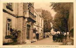 Finistere -ref C716- Lesneven - Place Du Chateau Et La Mairie   - Carte Bon Etat  - - Lesneven