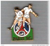 Pin´s  Sport  Foot - Ball  ARTHUS  BERTRAND  P.S.G  PARIS  SAINT  GERMAIN  Avec  2 Joueurs - Arthus Bertrand