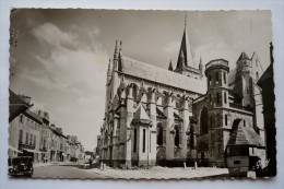 63 - AIGUEPERSE - église Notre-Dame - Auto Ancienne - Aigueperse