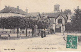 89. Yonne :  L ' Isle Sur Serein  . La Place Du Chateau  . - L'Isle Sur Serein