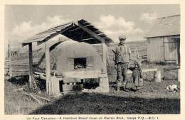 GASPÉ : UN FOUR CANADIEN / A HABITANT BREAD OVEN On PERRON BLVD. - TRÈS BELLE VUE / PERSONNAGES En PREMIER PLAN (a-256) - Gaspé