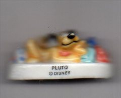 Fève Brillante PLUTO Couché Dans Les Cartables - - Disney