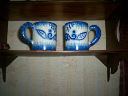 Vend  2  Tasses  ( Fouillen  Quimper ) Tres Bon Etat - Quimper/Henriot (FRA)