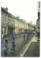 CPM Putanges Orne 61 Majorettes Et Fanfare Dans La Rue En 1988 Collection Fromentin écrite Non Timbrée Très Bon état - Putanges