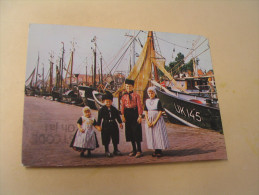 JEUNES ENFANTS DEVANT PORT....... - Urk