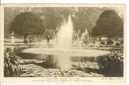 Hampton Court Palace - Fountain And Lily Pond In East Garden - Hampton Court