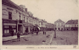 72 - SARTHE - Ecommoy - La Place De La République. Hôtel Du Commerce - Carte Animée - - Ecommoy