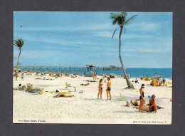 FLORIDA - FORT MYERS BEACH FLORIDA IN THE BACKGROUND IS THE FAMOUS FISHING PIER - Fort Myers