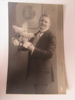 AK / Bildpostkarte / Fotokarte 1913 Junger Mann Im Anzug Mit Blumenstrauss (Biebrich) - Personajes