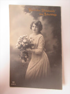 AK / Bildpostkarte / Fotokarte 1912 Junge Frau Mit Blumen Briefmarke: Soldatenbrief Eigene Angelegenheit Des Empfängers - Birthday