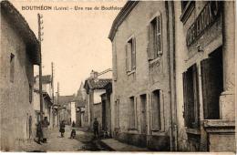 BOUTHEON UNE RUE DE BOUTHEON ,CAFE LAROUX,PERSONNAGES,A VOIR !  REF 36669 - Andrézieux-Bouthéon