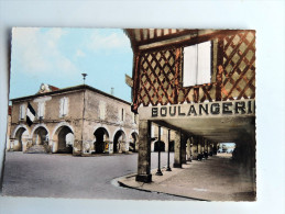 Carte Postale Ancienne : DAMAZAN : Place De La Mairie, Les Cornières , Boulangerie - Damazan