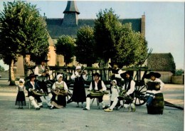 18--THAUMIERS-EN BERRY Avec Les "FORESTINS"musiciens Traditionnels Sur La Place Du Village----voir 2 Scans - Thaumiers