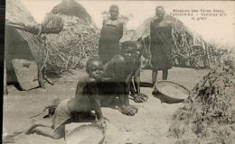 CPA  TANZANIE ,  TANGANIKA  , Femmes écrasant Le Grain - Tansania