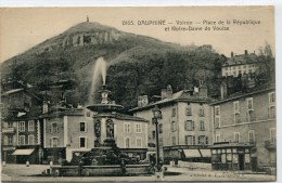 CPA 38 VOIRON PLACE DE LA REPUBLIQUE ET NOTRE DAME DE VOUISE - Voiron