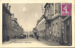 Cp 29 LANDIVISIAU Rue Neuve ( Route Habitation épicerie Hotel   ) Voiture Renault Attelage - Landivisiau