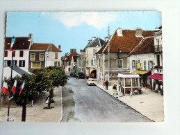 Carte Postale Ancienne : REBAIS : La Place , Animé En 1967 - Rebais