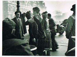 CPM - PHOTOGRAPHY BY Robert DOISNEAU - Kiss The Hôtel De Ville, Paris, 1950 - - Doisneau