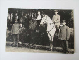 AK / Bildpostkarte / Echt Photo Soldaten Hoch Zu Pferde / Uniformen / Kind / Schimmel 1. Weltkrieg - Guerre 1914-18