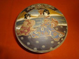 Céramique Couverte De Satsuma (Japon) XXe Siècle , Reposant Sur 3 Pieds, Décor 2 Femmes Devant Une Rivière - Asiatische Kunst