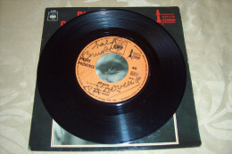 PIERRE PROVENCE °  SIX ROSES  AUTOGRAPHE SUR VINYLE 45 TOURS - Autographes