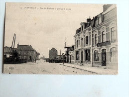 Carte Postale Ancienne : MERVILLE : Rue De Béthune Et Passage à Niveau - Merville